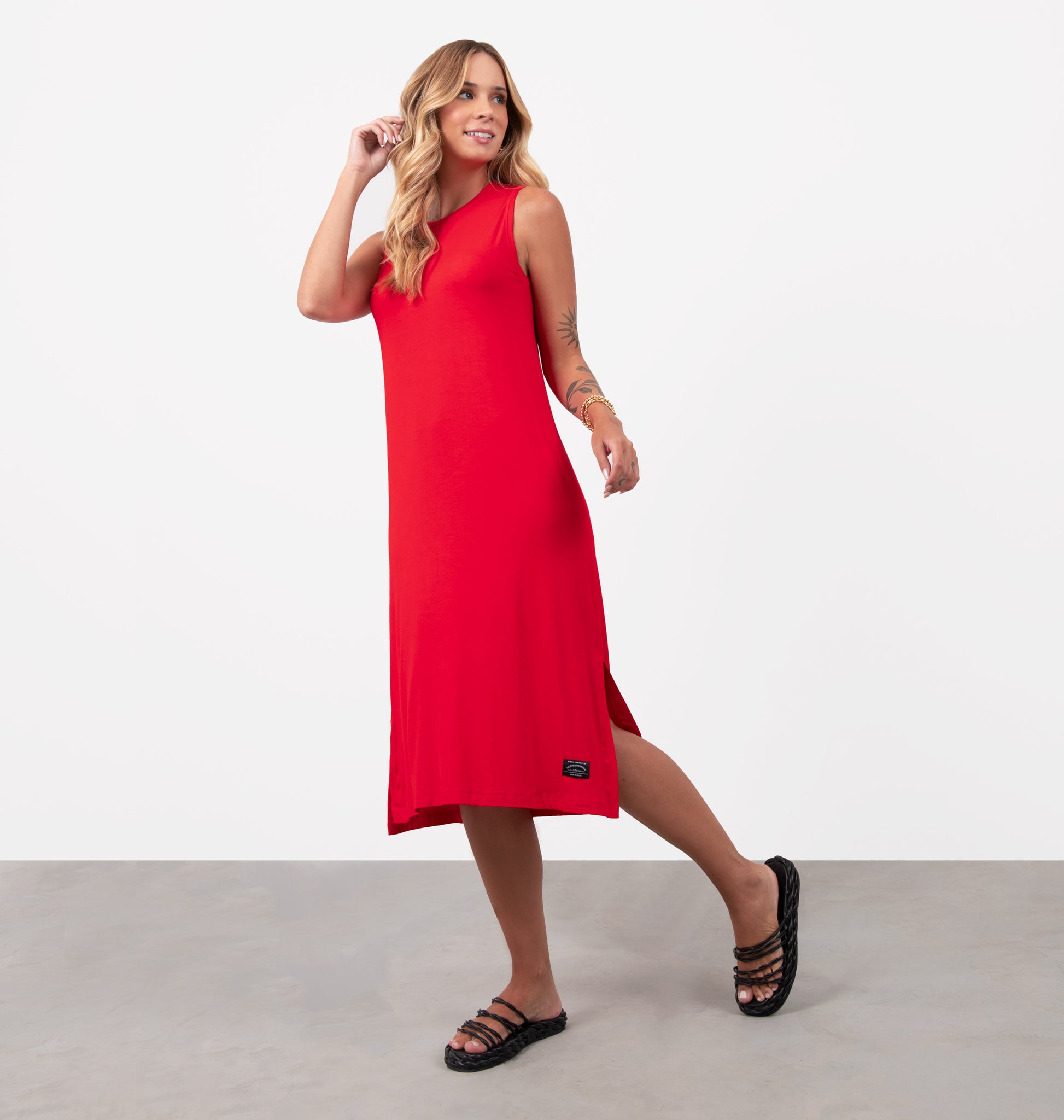 Vestido Midi Reto Com Fenda Lateral