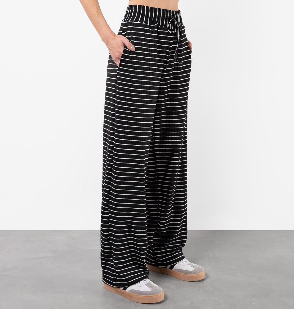 Calça Reta Com Bolsos Listrada