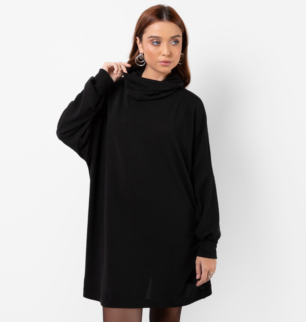Vestido Curto Com Gola Alta