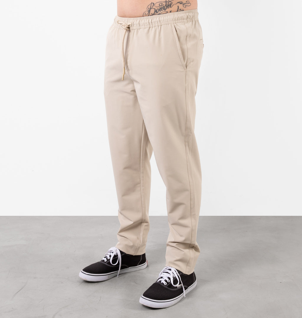 Calça Com Cordão Ajustável E Bolsos