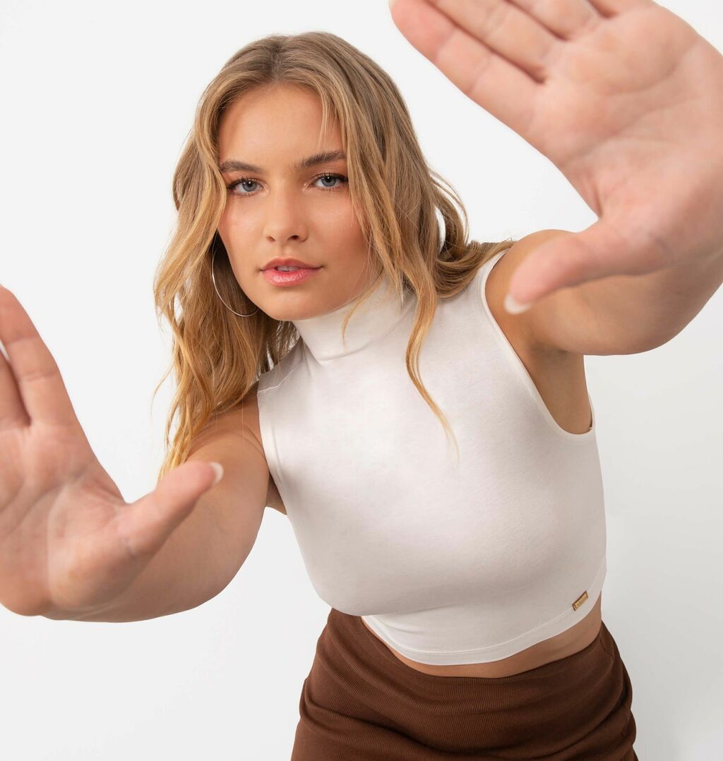 Blusa Com Gola Sem Manga