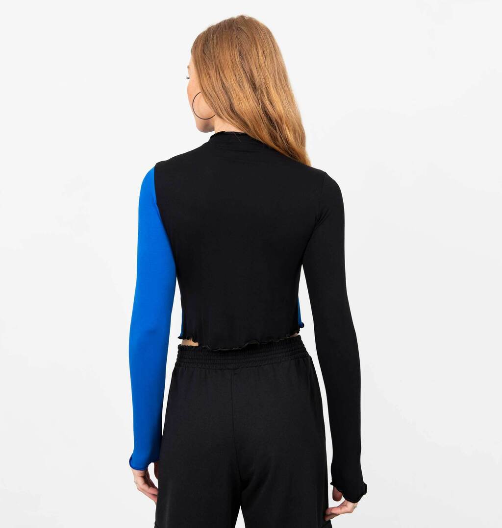 Blusa Cropped Cut Out Gola Alta