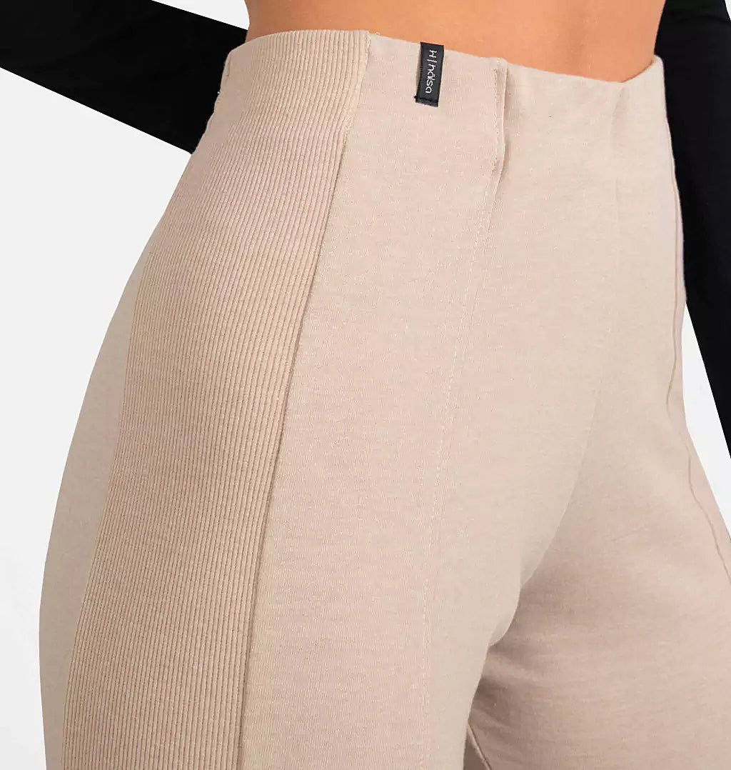 Calça Com Recorte Lateral Em Ribana