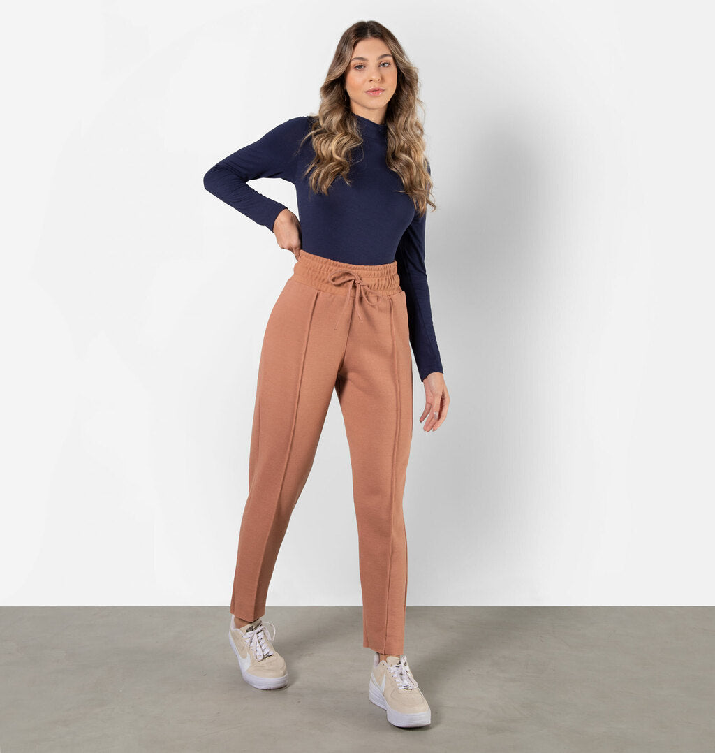 Calça Reta Peluciada Com Nervura