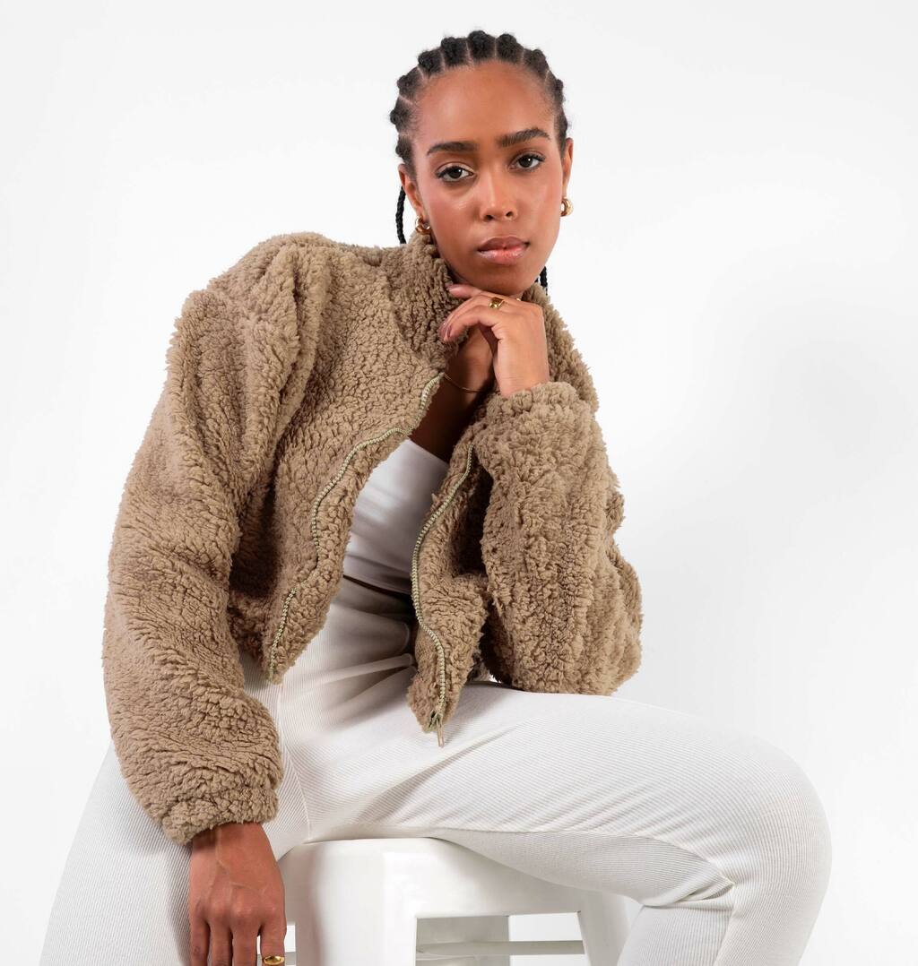 Jaqueta Cropped Teddy Gola Alta