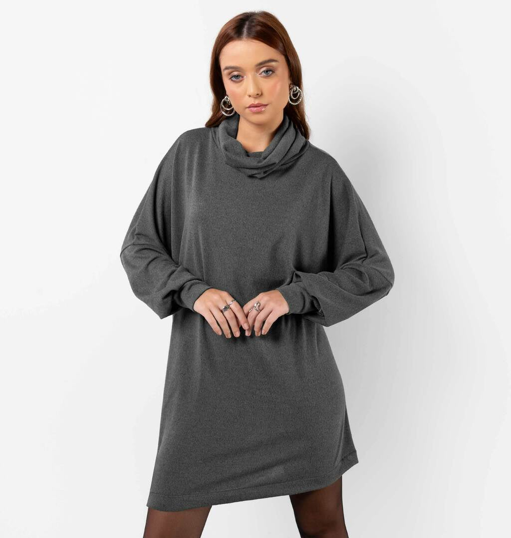 Vestido Curto Com Gola Alta