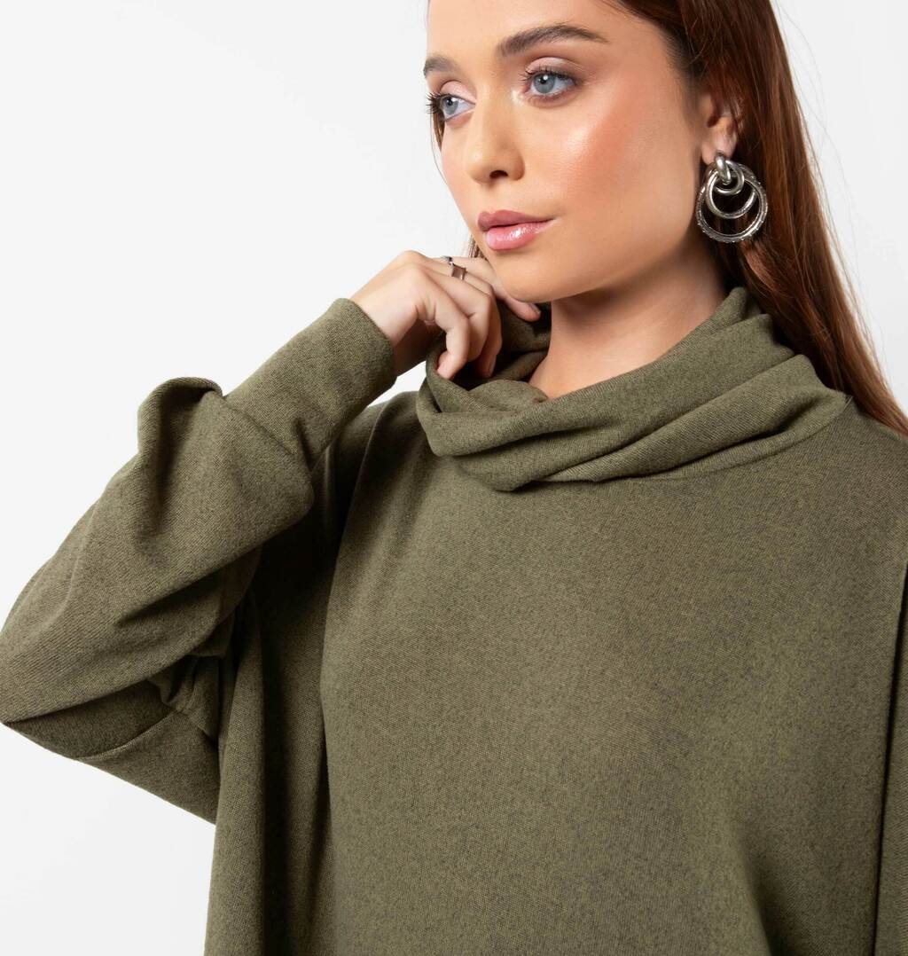 Vestido Curto Com Gola Alta