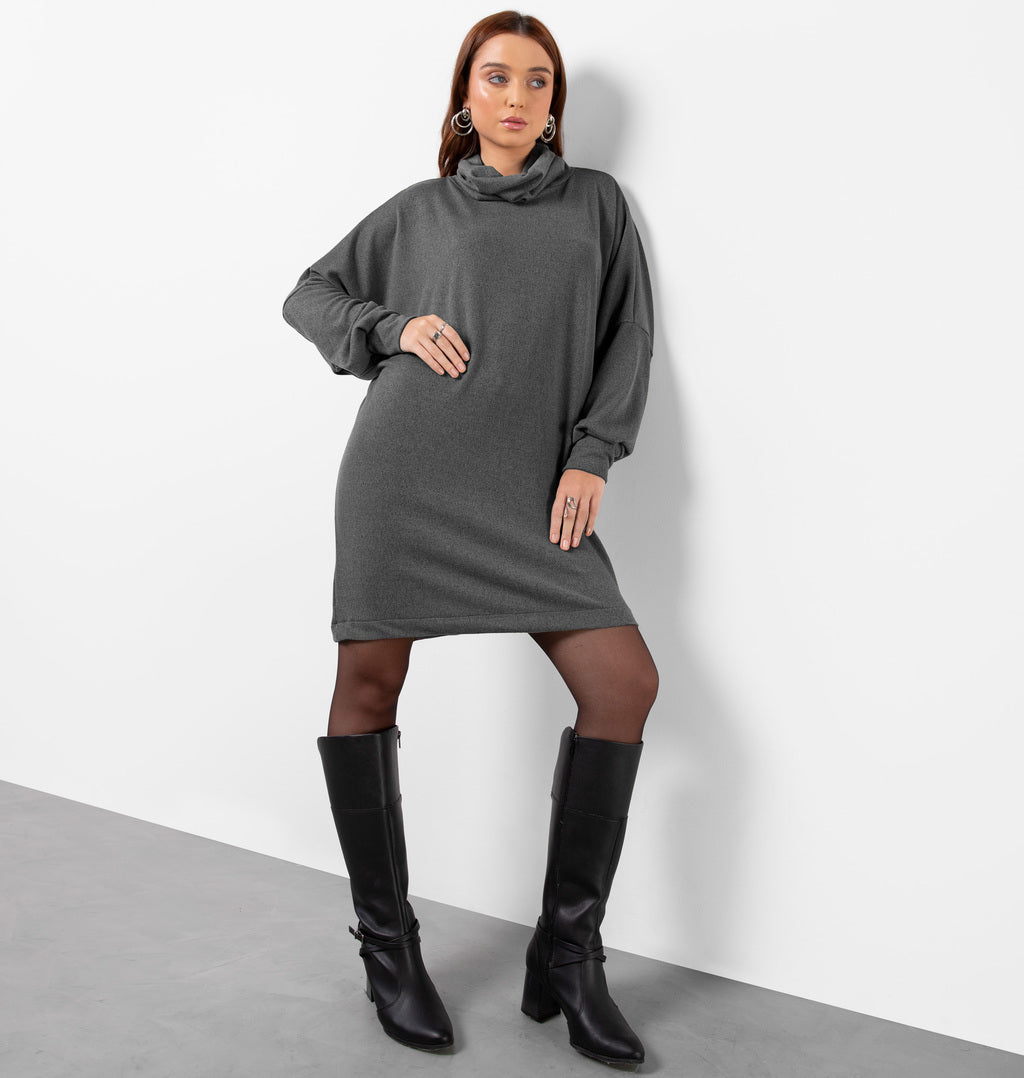 Vestido Curto Com Gola Alta