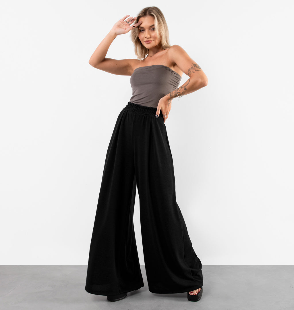 Calça Pantalona Com Pregas Frontais