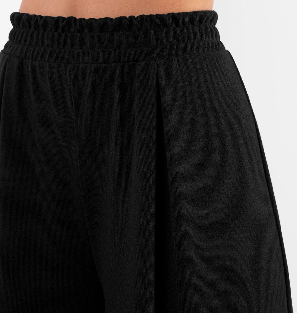 Calça Pantalona Com Pregas Frontais