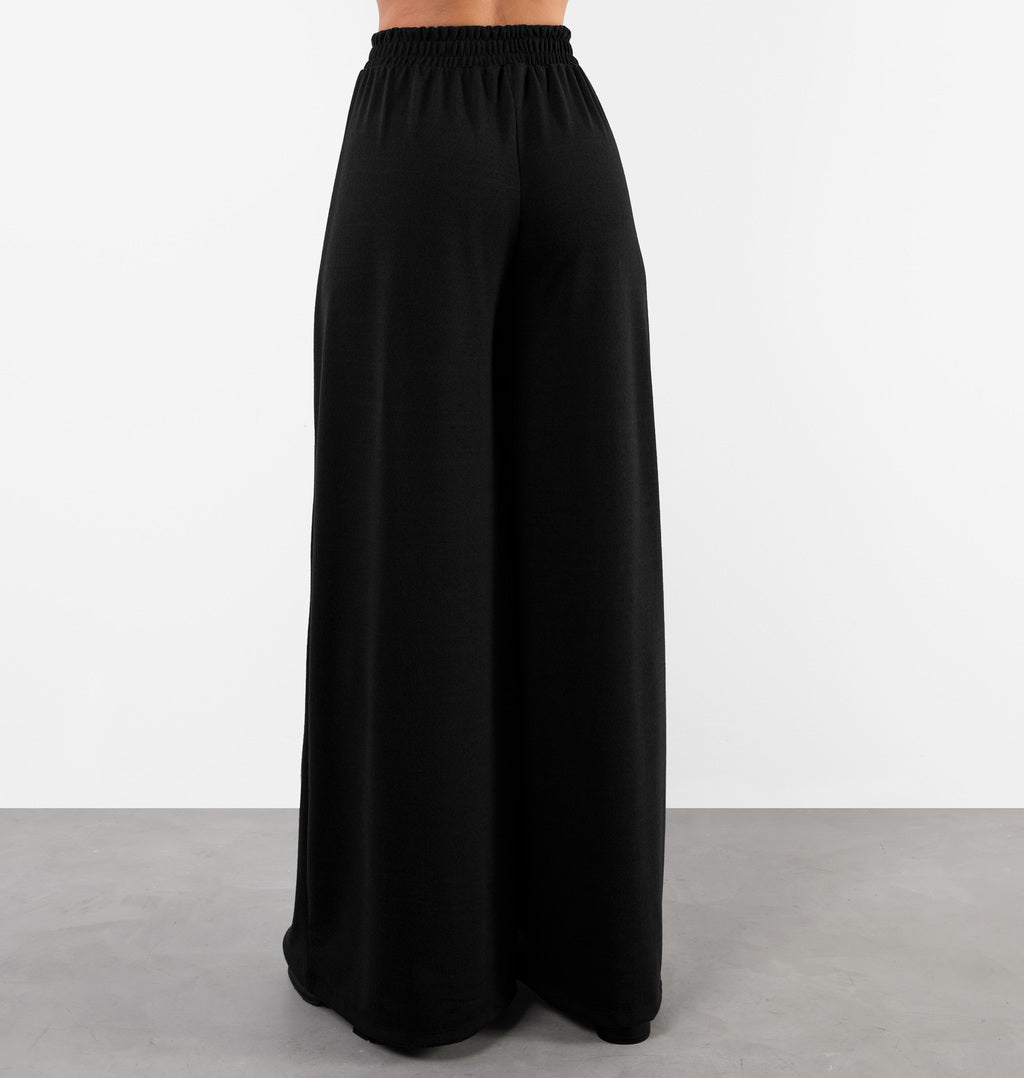 Calça Pantalona Com Pregas Frontais