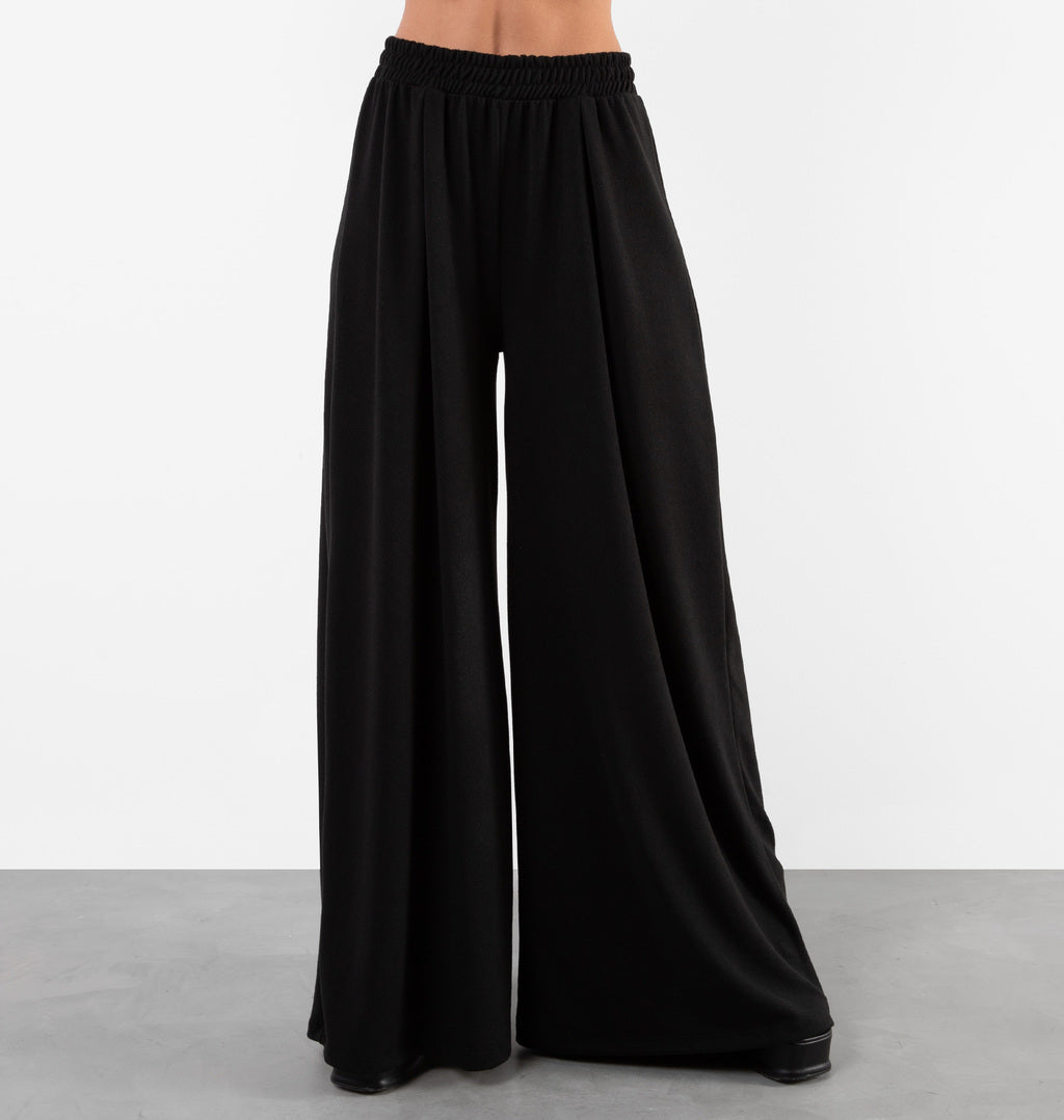 Calça Pantalona Com Pregas Frontais