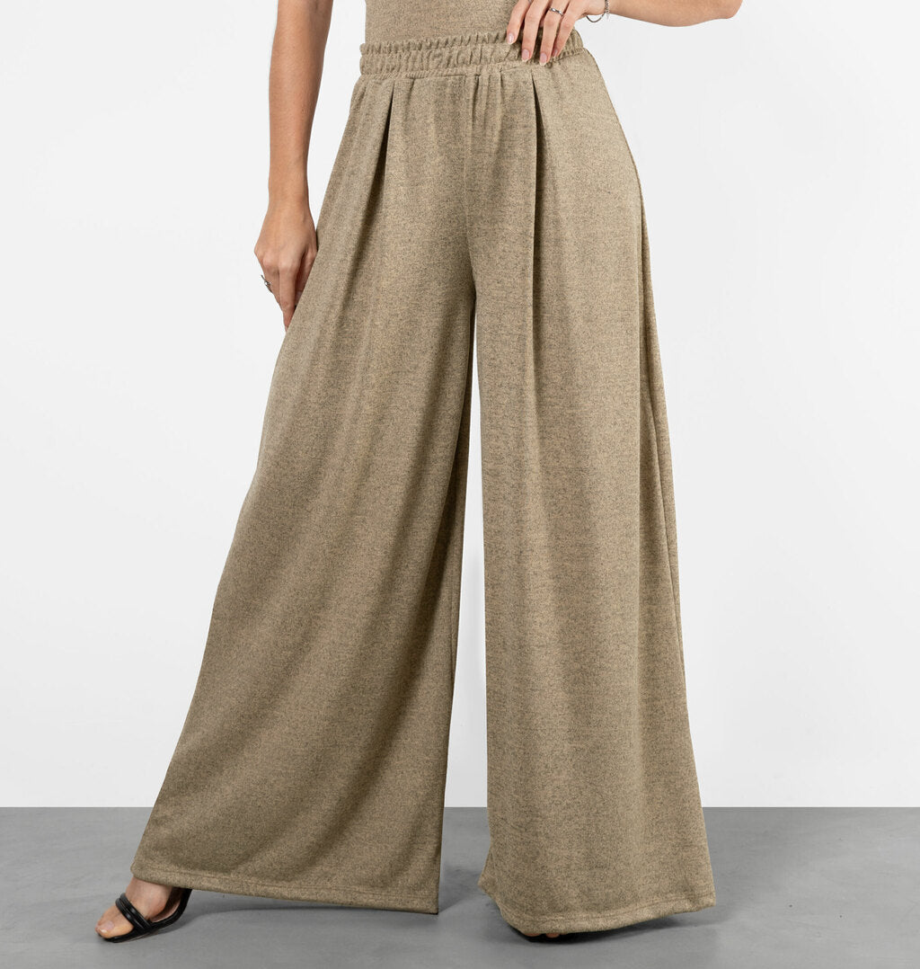 Calça Pantalona Com Pregas Frontais
