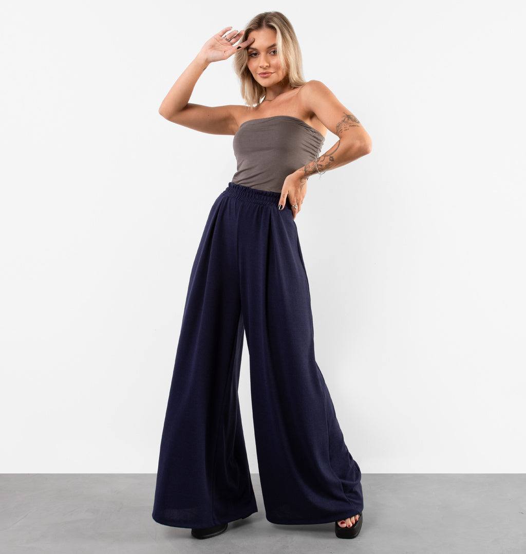 Calça Pantalona Com Pregas Frontais