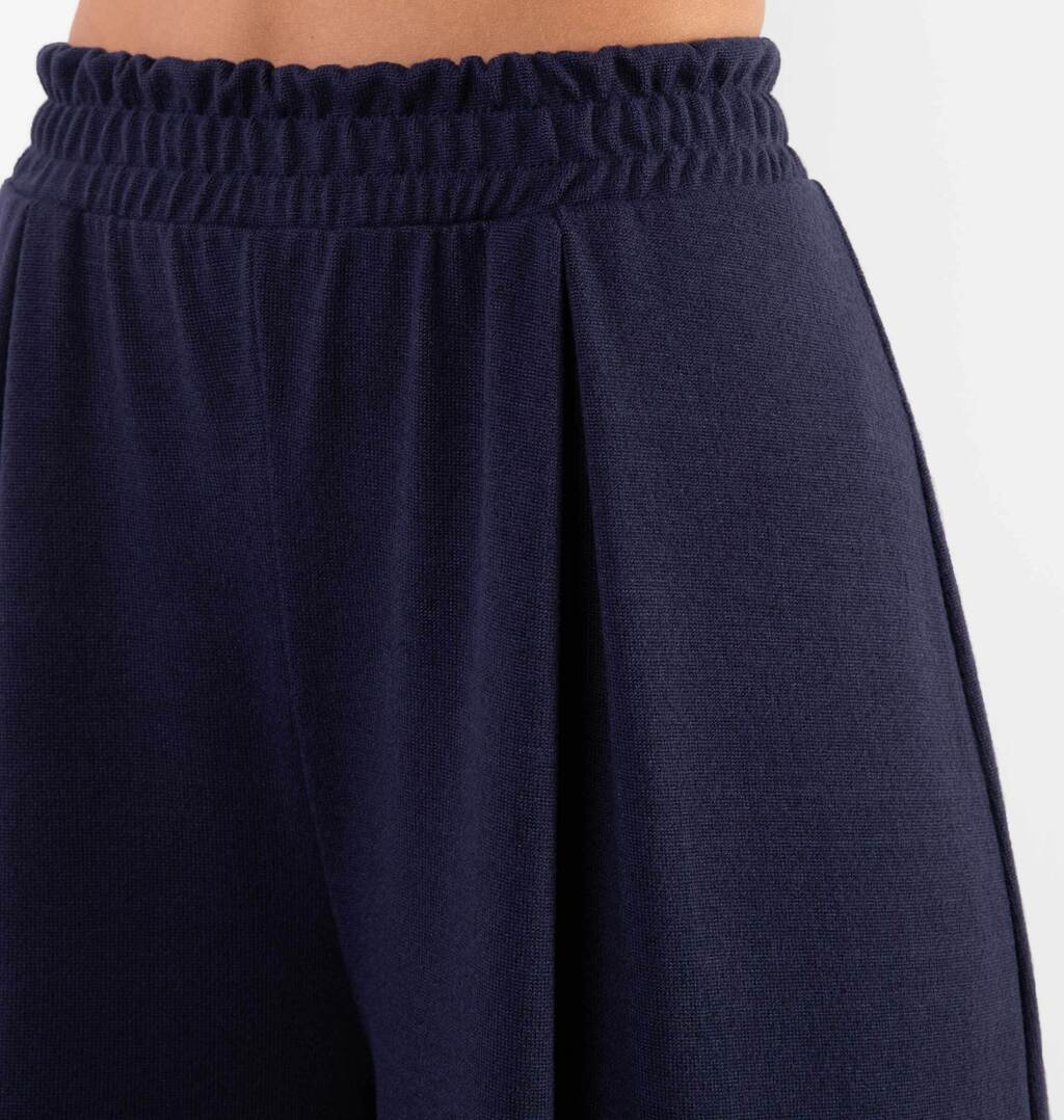 Calça Pantalona Com Pregas Frontais