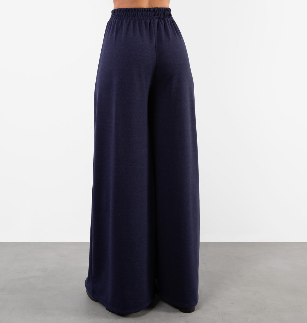 Calça Pantalona Com Pregas Frontais
