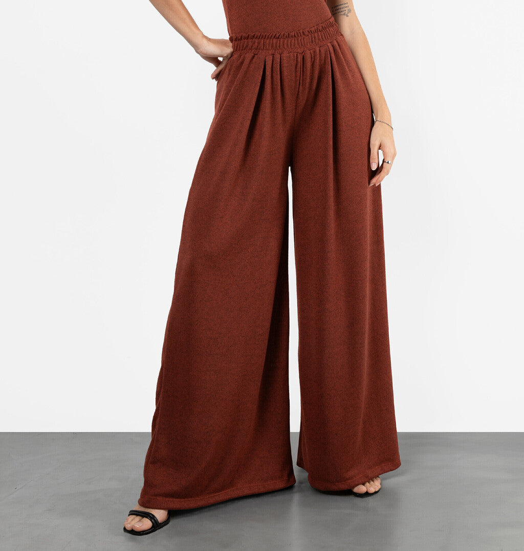 Calça Pantalona Com Pregas Frontais