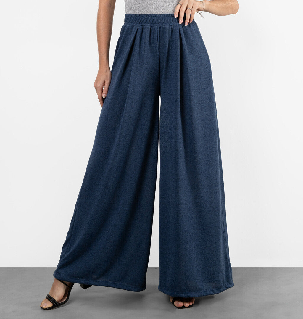 Calça Pantalona Com Pregas Frontais
