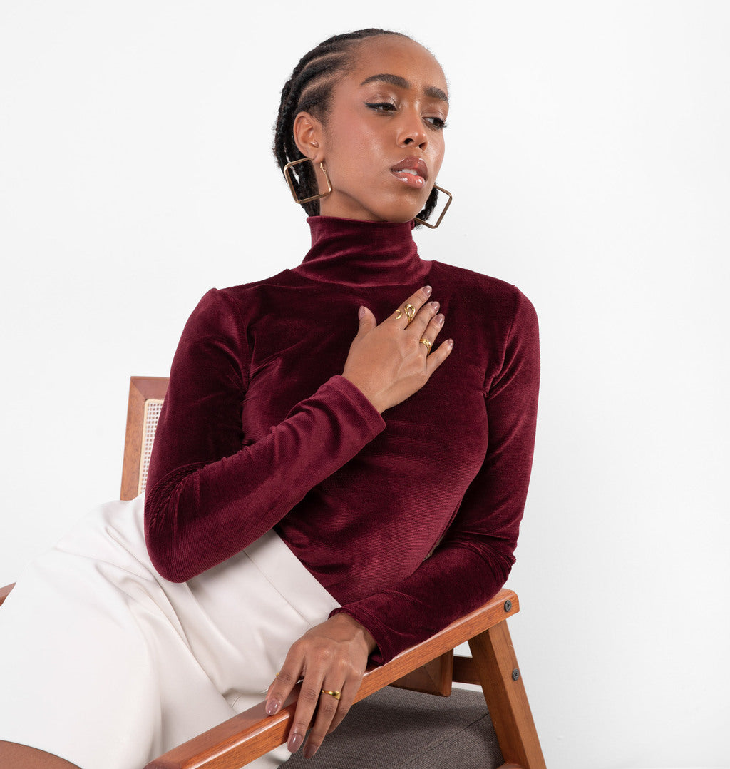 Blusa Gola Alta Em Veludo Cotelê