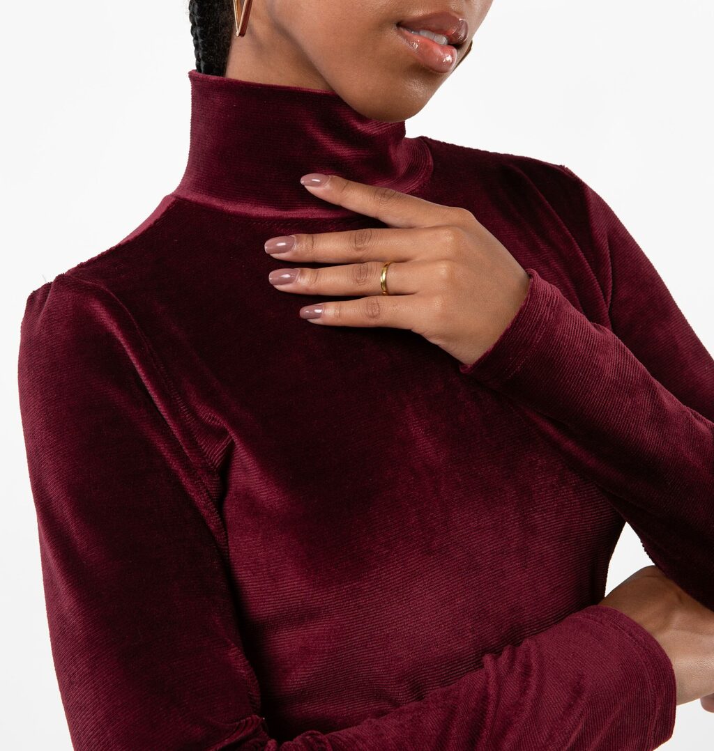 Blusa Gola Alta Em Veludo Cotelê