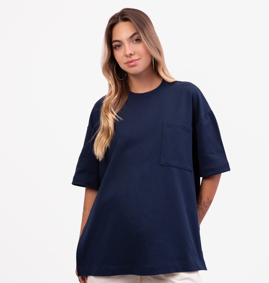 T-shirt Over com Bolso em Moletinho