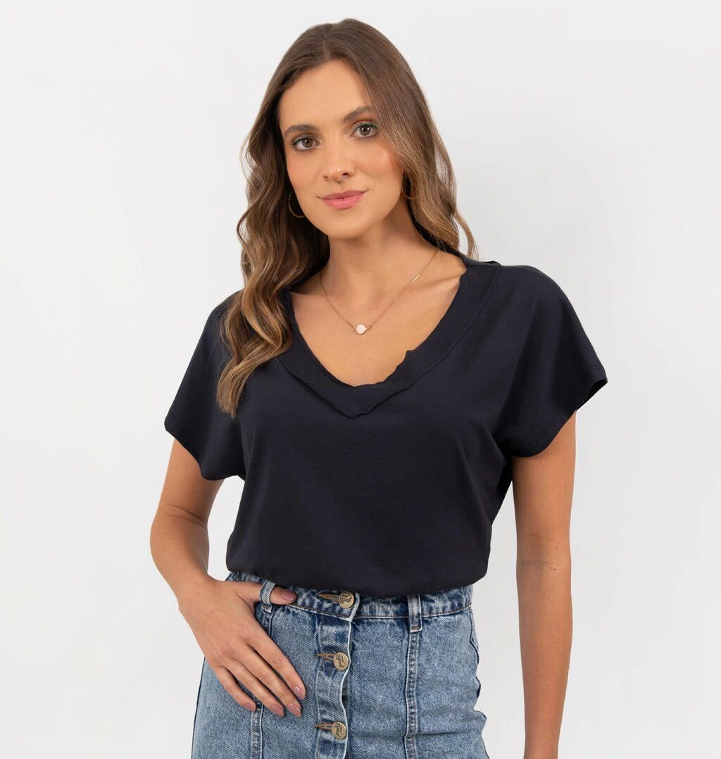 T-Shirt Ampla Com Gola V