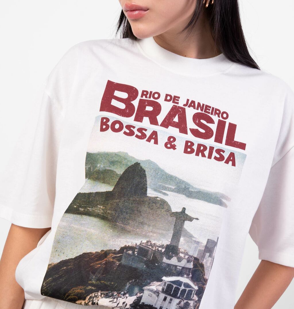 T-Shirt Over Estampa Bossa e Brisa