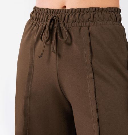 Calça Pantacourt Com Detalhe Frontal Sobreposto